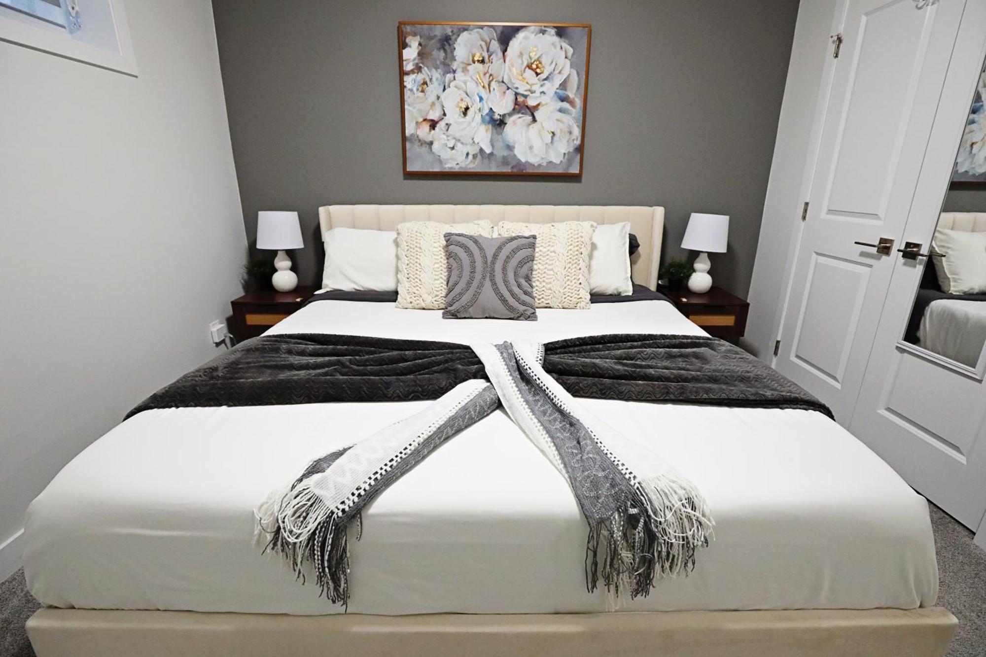 Beautiful Home With 4 King Beds,Airport,Disney+ Edmonton Exterior photo