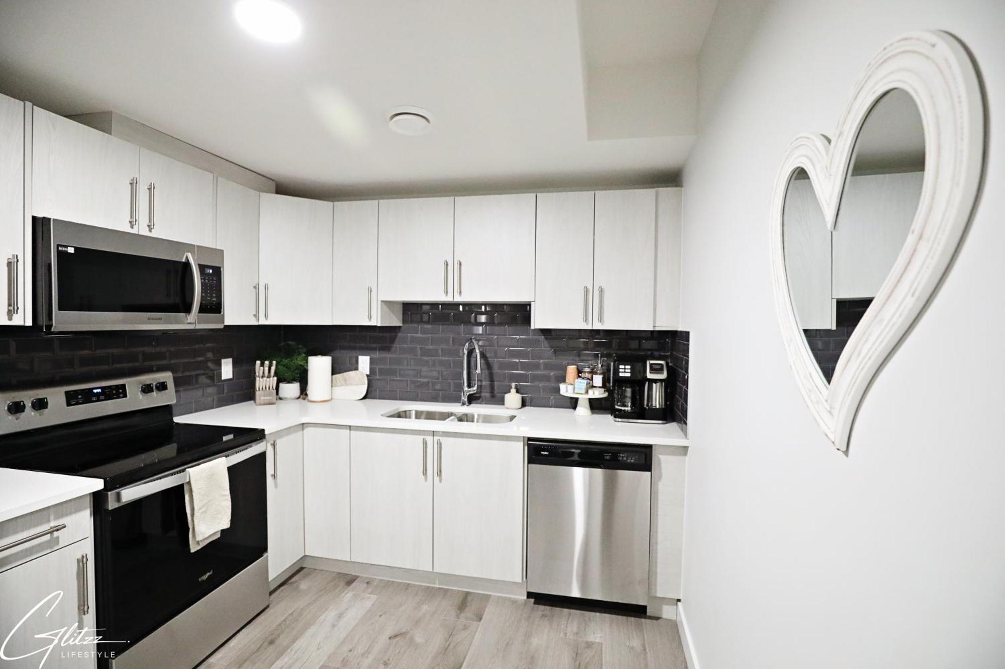 Beautiful Home With 4 King Beds,Airport,Disney+ Edmonton Exterior photo